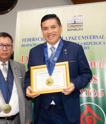 Dr. Víctor Lozano es distinguido como “Embajador para la Paz” por UPF Perú